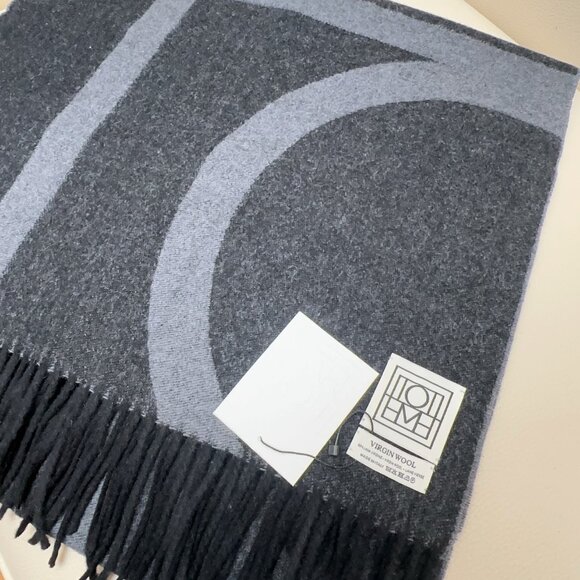 Toteme wool and cashmere scarves - Picture 4 of 8